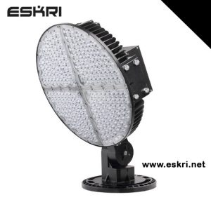 Tampilan dari samping Lampu sorot led 600 watt lapangan